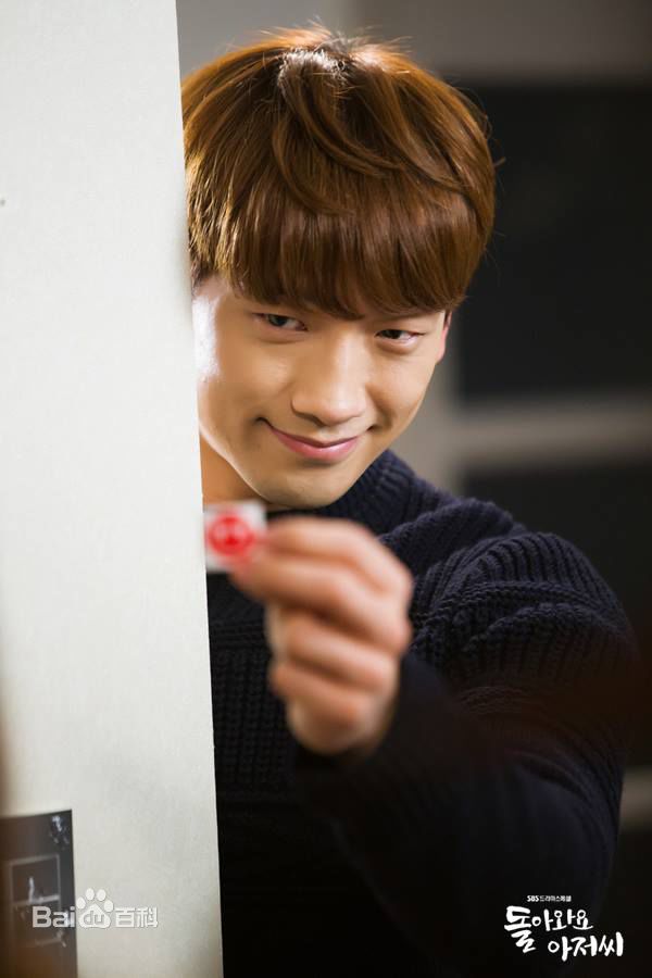 郑智薰(英文名:Rain 韩文名：  罗马拼音：Jung Ji Hoon)回来吧大叔素颜照相册