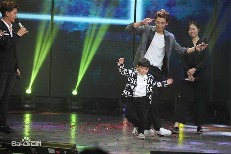 郑智薰(英文名:Rain 韩文名：  罗马拼音：Jung Ji Hoon)天天向上壁纸壁纸