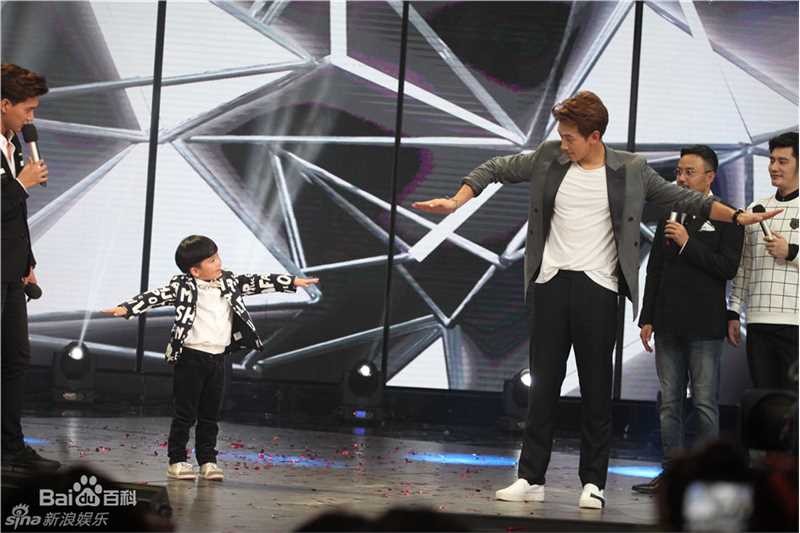 郑智薰(英文名:Rain 韩文名：  罗马拼音：Jung Ji Hoon)天天向上壁纸壁纸