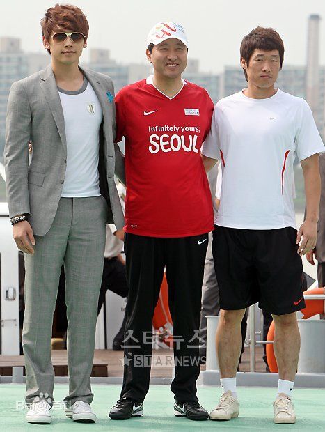 郑智薰(英文名:Rain 韩文名：  罗马拼音：Jung Ji Hoon)1素颜照相册