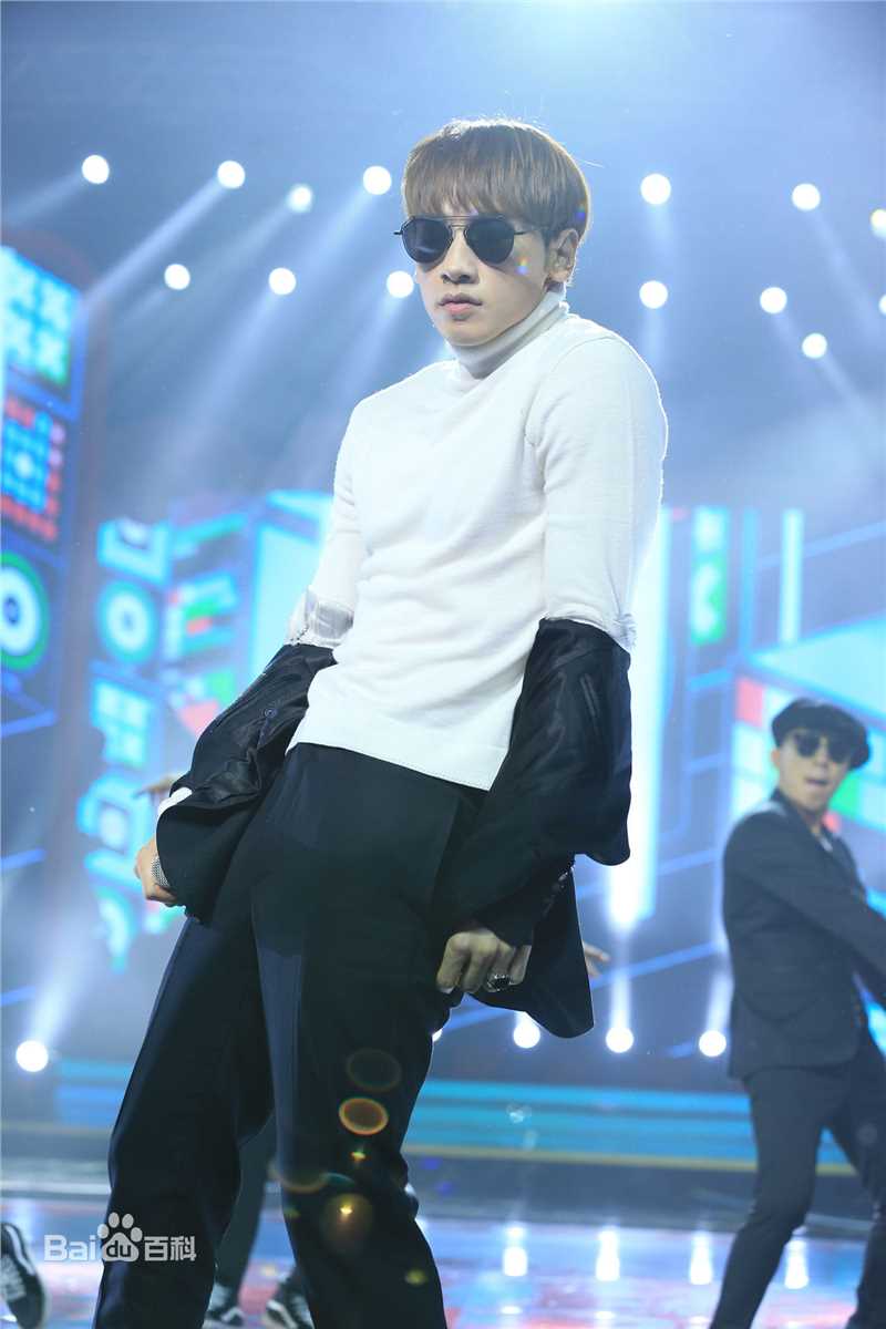 郑智薰(英文名:Rain 韩文名：  罗马拼音：Jung Ji Hoon)东方卫视春节晚会前后照片