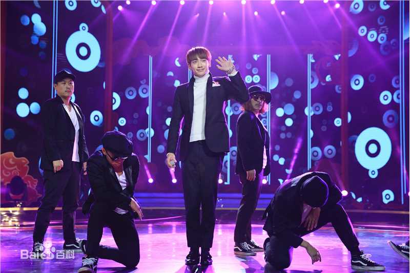 郑智薰(英文名:Rain 韩文名：  罗马拼音：Jung Ji Hoon)东方卫视春节晚会前后照片