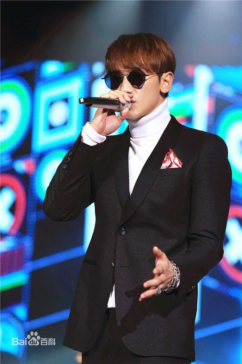 郑智薰(英文名:Rain 韩文名：  罗马拼音：Jung Ji Hoon)东方卫视春节晚会前后照片