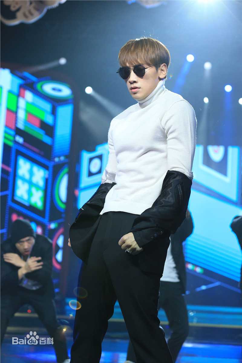 郑智薰(英文名:Rain 韩文名：  罗马拼音：Jung Ji Hoon)东方卫视春节晚会前后照片