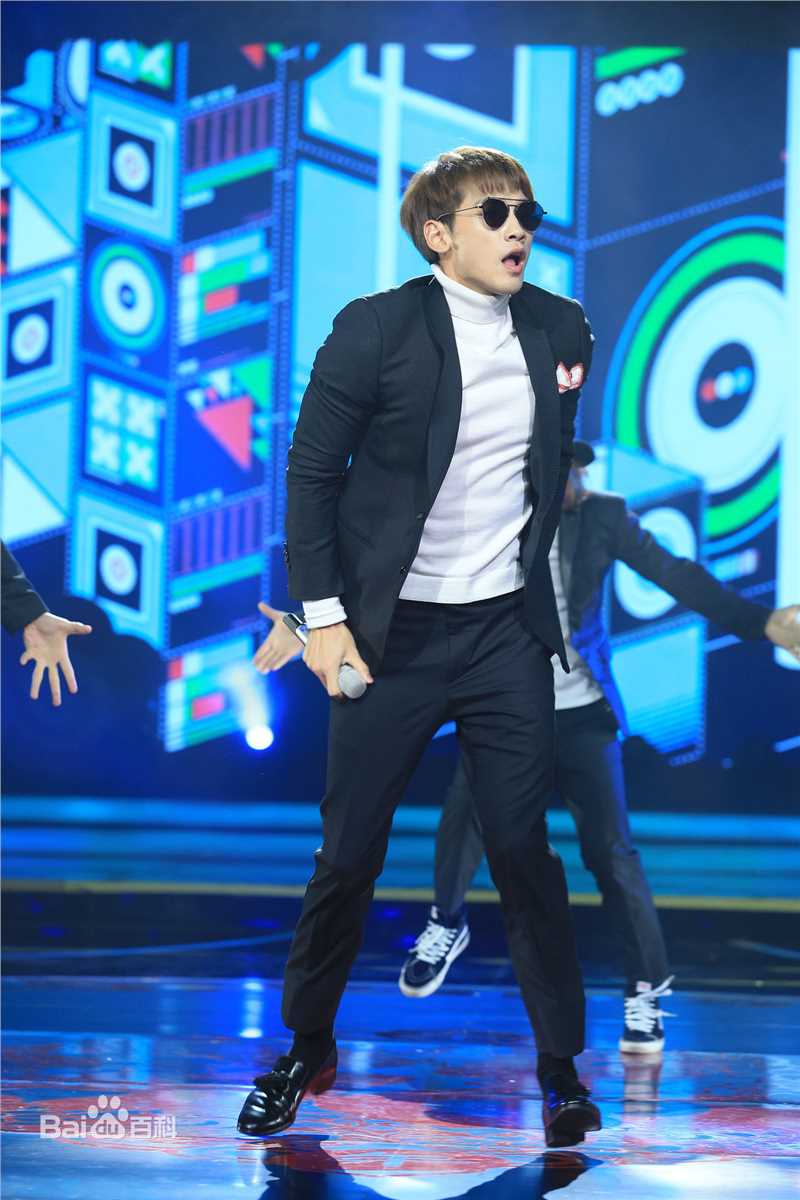 郑智薰(英文名:Rain 韩文名：  罗马拼音：Jung Ji Hoon)东方卫视春节晚会前后照片