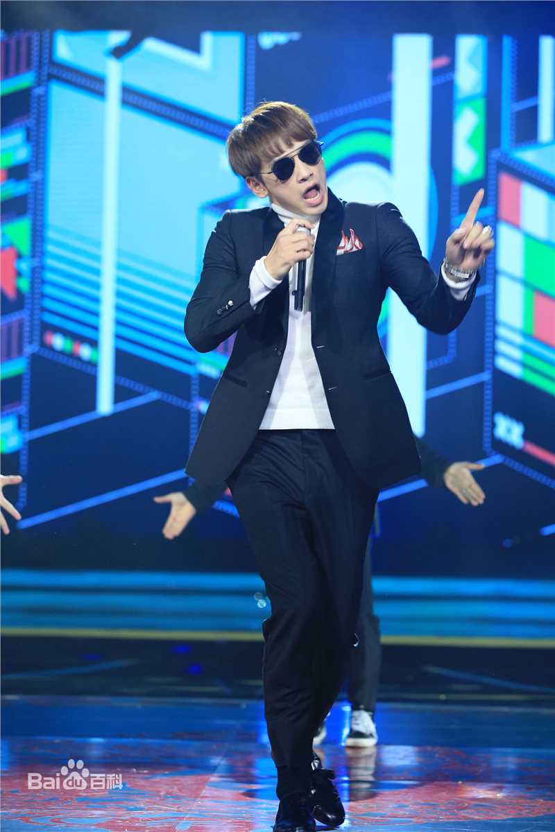 郑智薰(英文名:Rain 韩文名：  罗马拼音：Jung Ji Hoon)东方卫视春节晚会前后照片