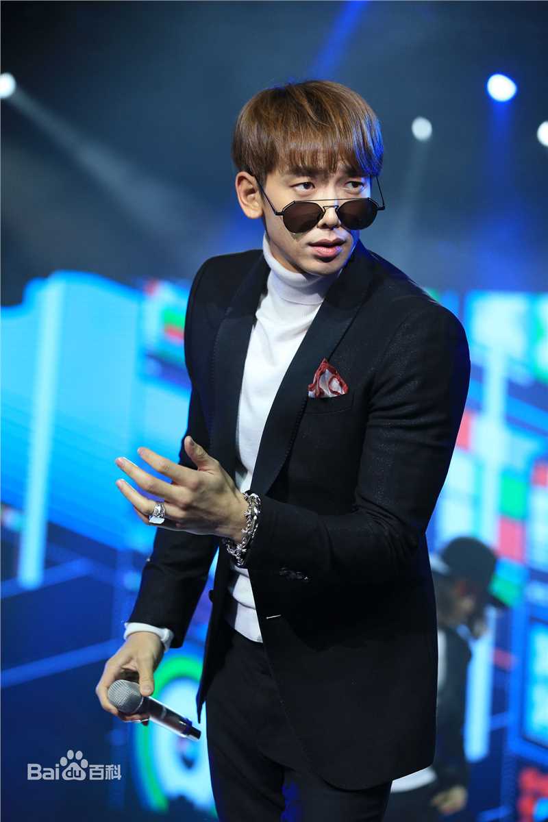 郑智薰(英文名:Rain 韩文名：  罗马拼音：Jung Ji Hoon)东方卫视春节晚会前后照片