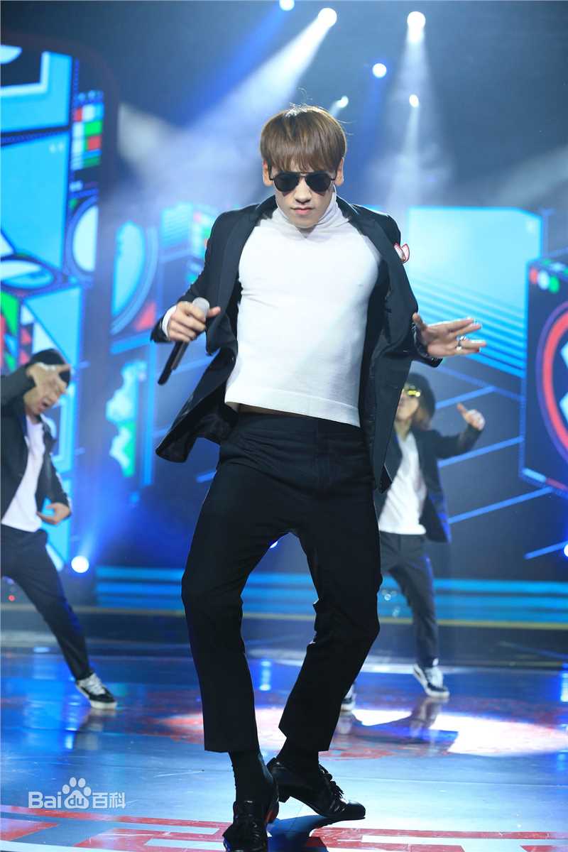 郑智薰(英文名:Rain 韩文名：  罗马拼音：Jung Ji Hoon)东方卫视春节晚会前后照片