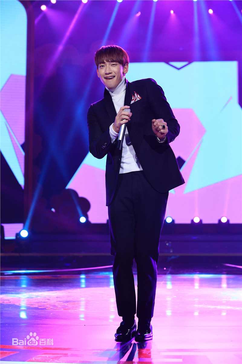 郑智薰(英文名:Rain 韩文名：  罗马拼音：Jung Ji Hoon)东方卫视春节晚会前后照片