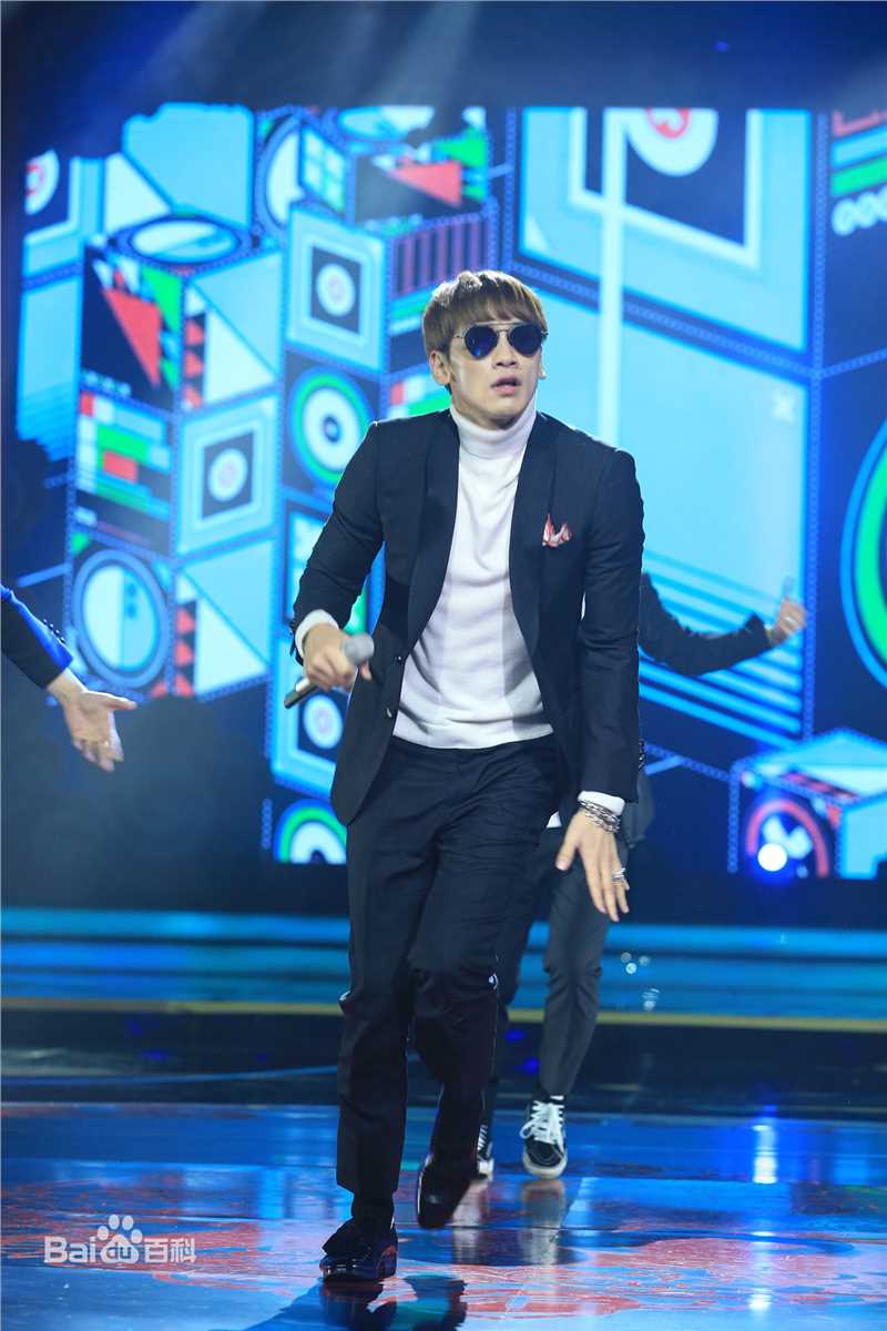 郑智薰(英文名:Rain 韩文名：  罗马拼音：Jung Ji Hoon)东方卫视春节晚会前后照片