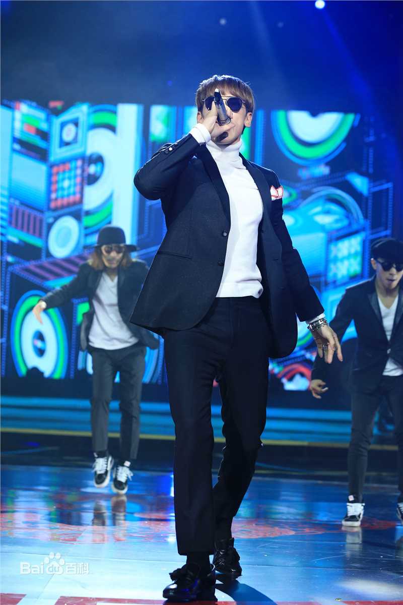 郑智薰(英文名:Rain 韩文名：  罗马拼音：Jung Ji Hoon)东方卫视春节晚会前后照片