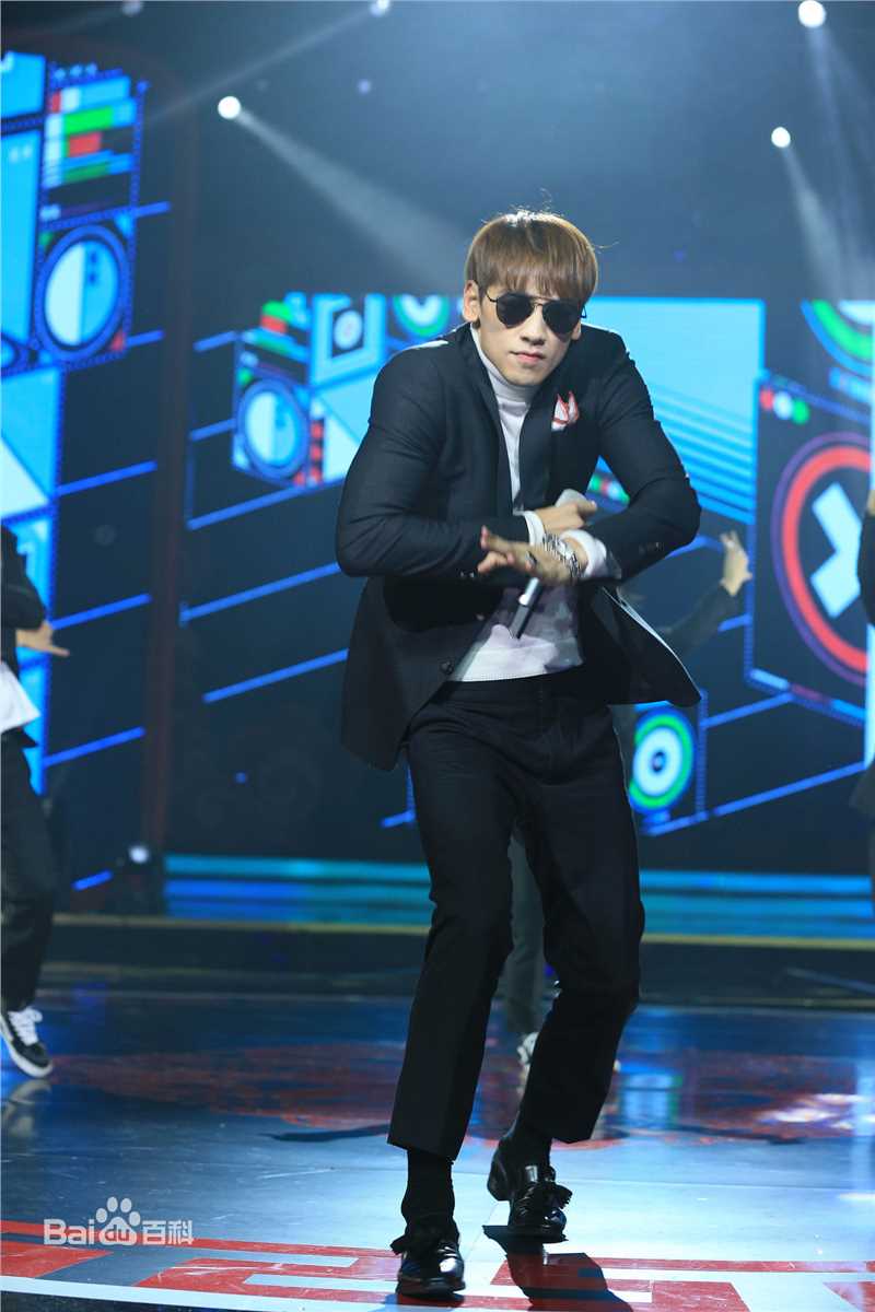 郑智薰(英文名:Rain 韩文名：  罗马拼音：Jung Ji Hoon)东方卫视春节晚会前后照片