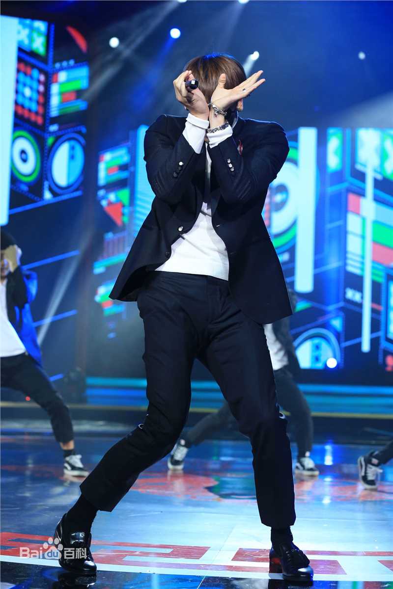 郑智薰(英文名:Rain 韩文名：  罗马拼音：Jung Ji Hoon)东方卫视春节晚会前后照片