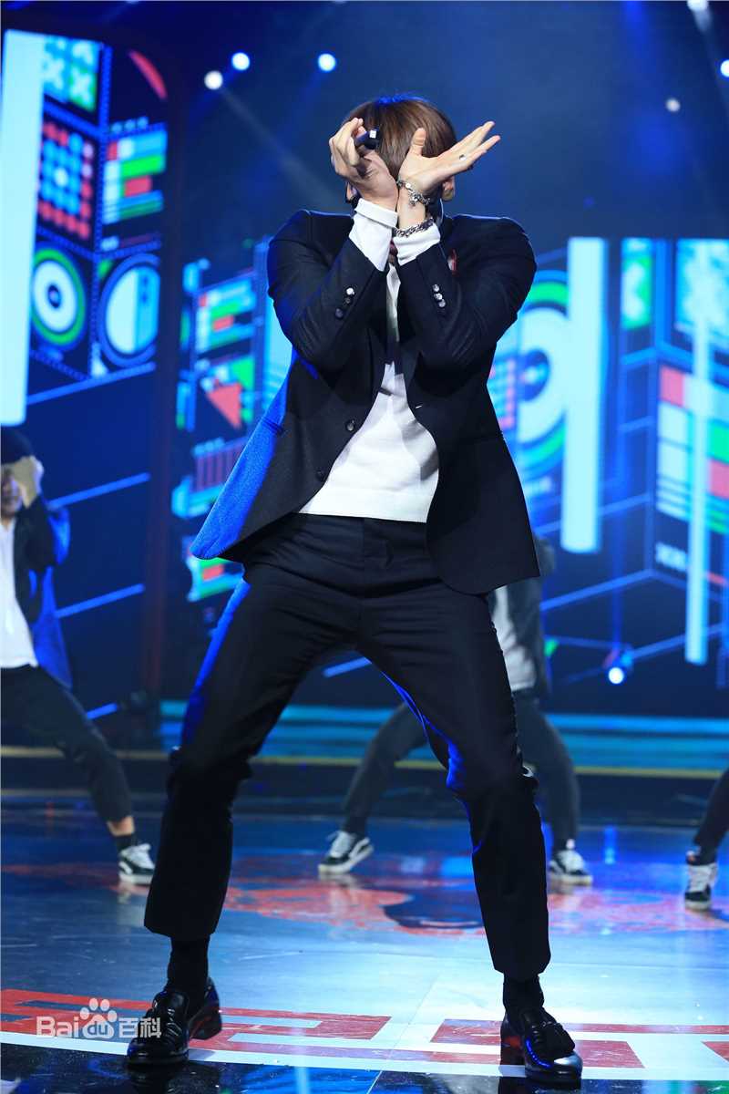 郑智薰(英文名:Rain 韩文名：  罗马拼音：Jung Ji Hoon)东方卫视春节晚会前后照片