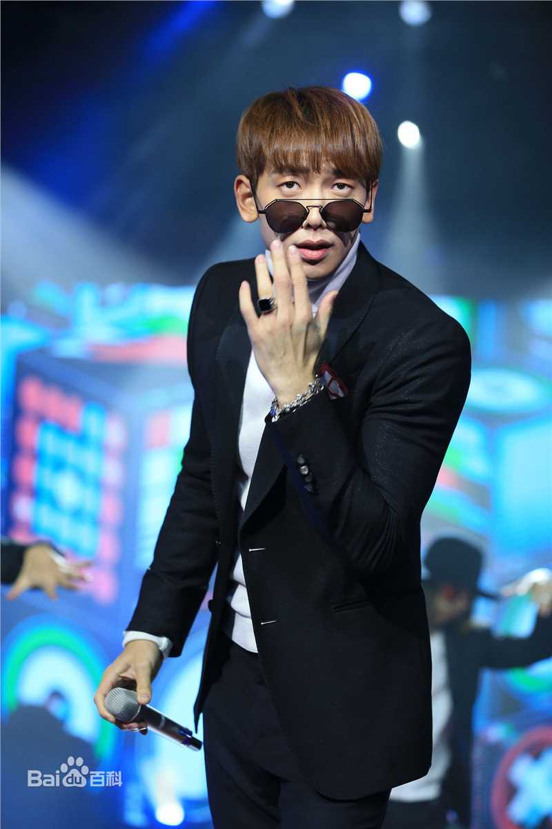 郑智薰(英文名:Rain 韩文名：  罗马拼音：Jung Ji Hoon)东方卫视春节晚会前后照片