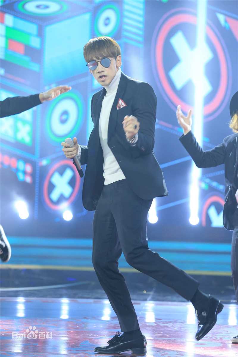 郑智薰(英文名:Rain 韩文名：  罗马拼音：Jung Ji Hoon)东方卫视春节晚会前后照片