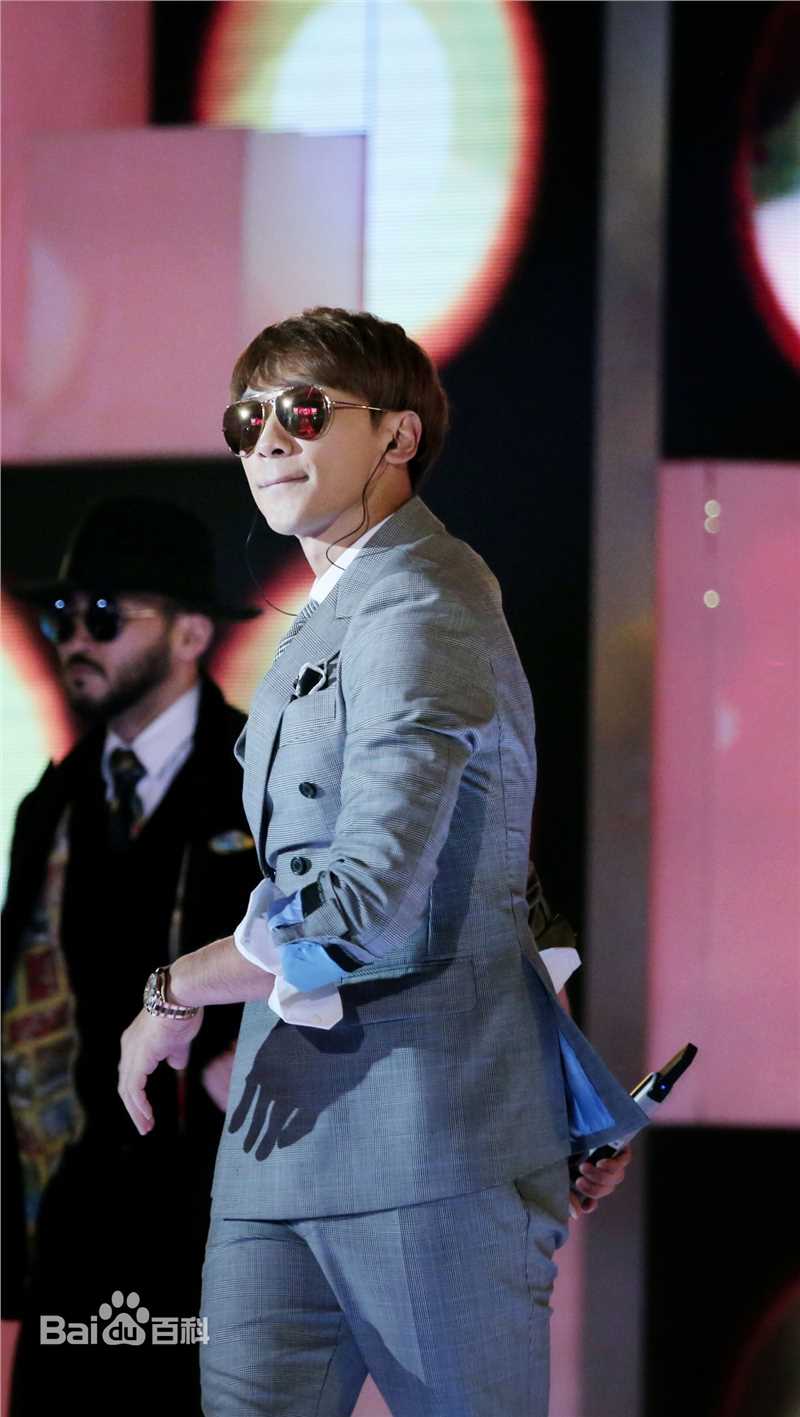 郑智薰(英文名:Rain 韩文名：  罗马拼音：Jung Ji Hoon)天猫狂欢夜前后照片