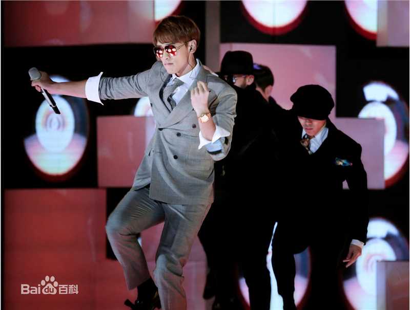 郑智薰(英文名:Rain 韩文名：  罗马拼音：Jung Ji Hoon)天猫狂欢夜前后照片