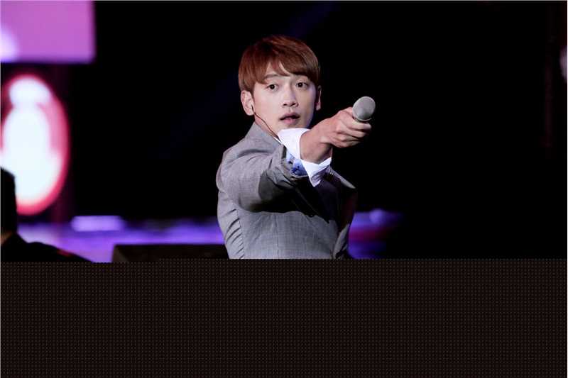 郑智薰(英文名:Rain 韩文名：  罗马拼音：Jung Ji Hoon)天猫狂欢夜前后照片