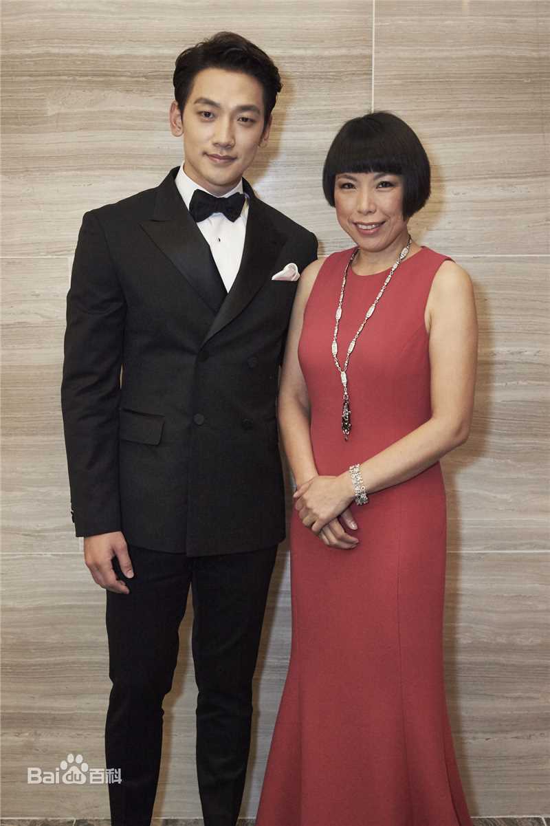 精选郑智薰(英文名:Rain 韩文名：  罗马拼音：Jung Ji Hoon)在纽约《MET GALA》之行中的图册