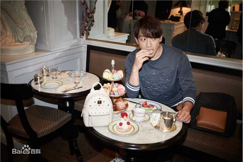 精选郑智薰(英文名:Rain 韩文名：  罗马拼音：Jung Ji Hoon)在纽约《MET GALA》之行中的图册