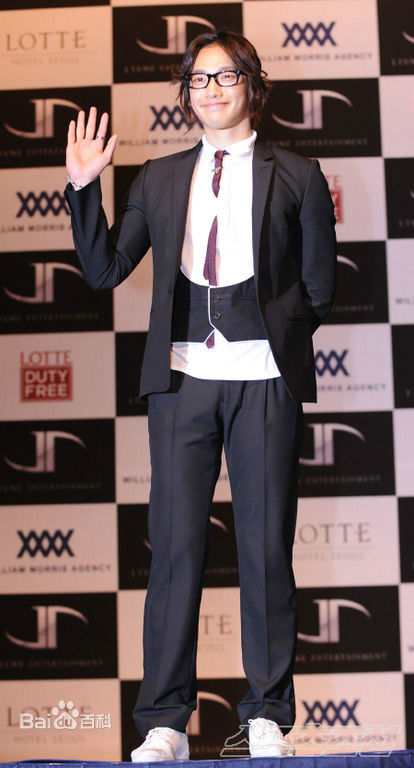 郑智薰(英文名:Rain 韩文名：  罗马拼音：Jung Ji Hoon)2图片图册