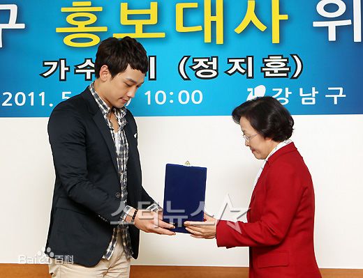 郑智薰(英文名:Rain 韩文名：  罗马拼音：Jung Ji Hoon)前后照片