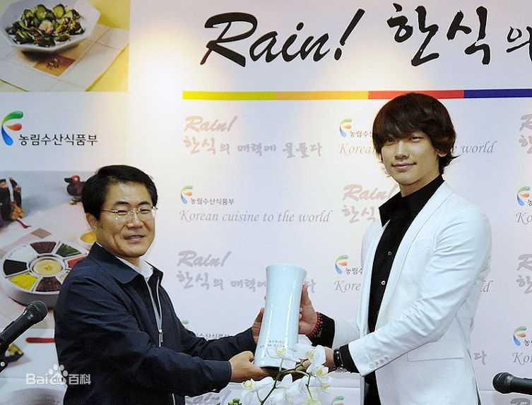 郑智薰(英文名:Rain 韩文名：  罗马拼音：Jung Ji Hoon)前后照片