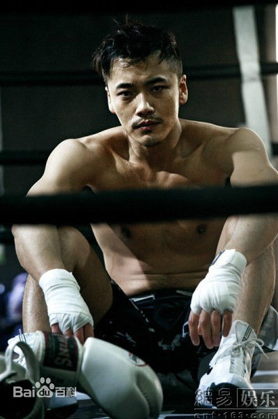 薛皓文化身雅痞男生活照