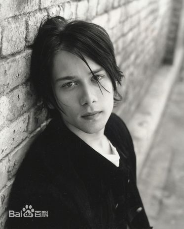 最优质卢·泰勒·普奇(Lou Taylor Pucci)生活照