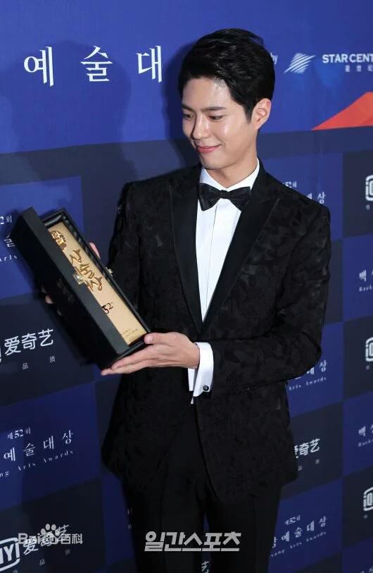 朴宝剑(|Park Bo Gum)百想艺术大赏壁纸壁纸