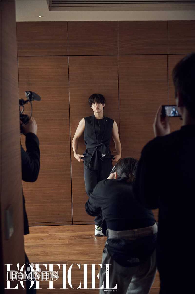 朴宝剑(|Park Bo Gum)L' Officiel Hommes泰国2018年6月号素颜照相册