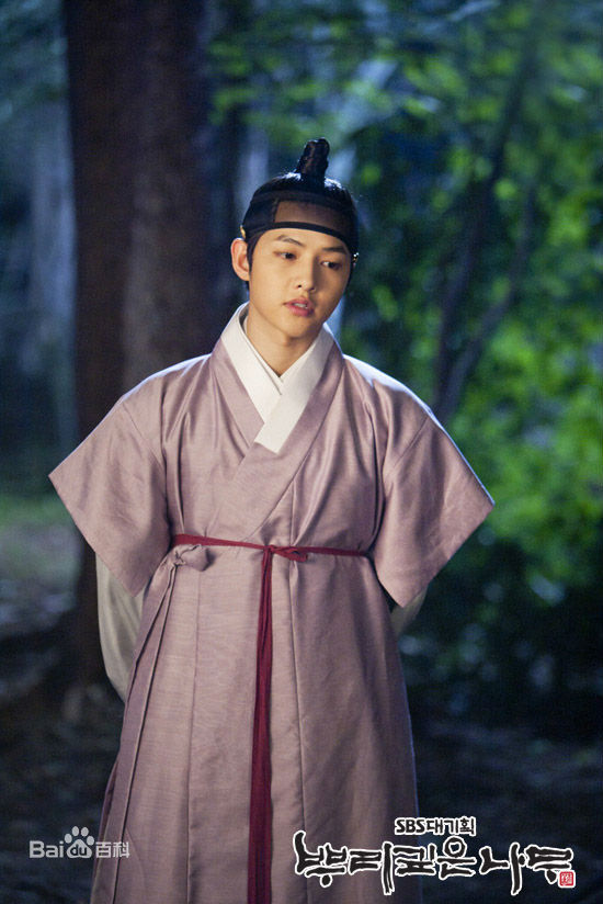 精选宋仲基(Song Joong Ki)在《树大根深》（2011）中的图册