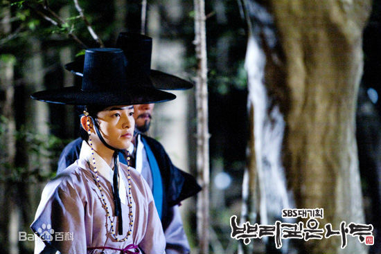 精选宋仲基(Song Joong Ki)在《树大根深》（2011）中的图册