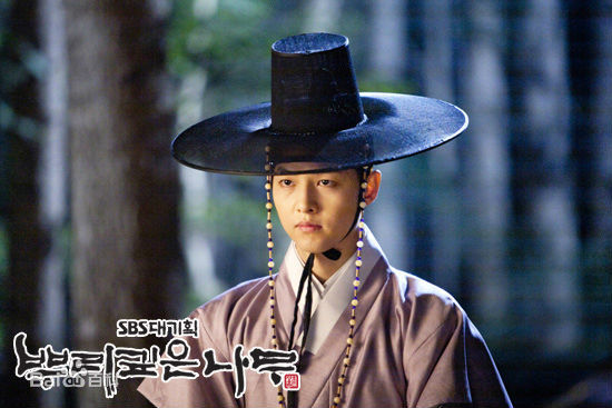 精选宋仲基(Song Joong Ki)在《树大根深》（2011）中的图册