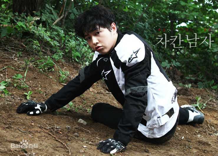 最新宋仲基(Song Joong Ki)在《善良的男人》（2012）中的壁纸