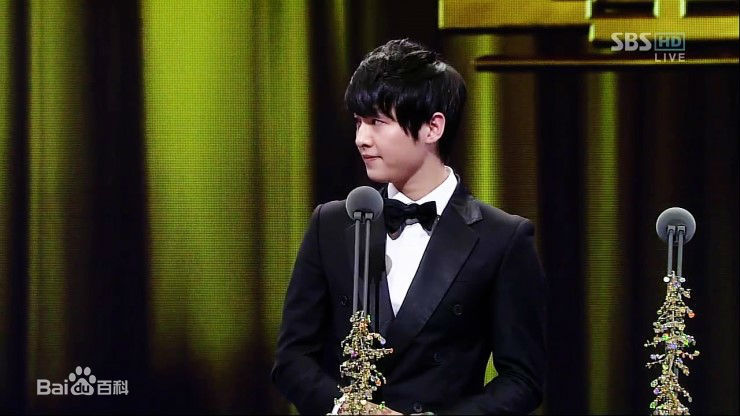 宋仲基(Song Joong Ki)S演技大赏（2011）性感图片壁纸