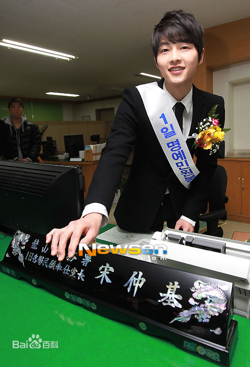 宋仲基(Song Joong Ki)越“剥”越有魅力的演员前后照片