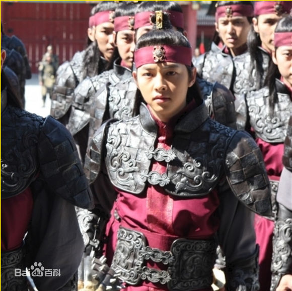 宋仲基(Song Joong Ki)越“剥”越有魅力的演员前后照片