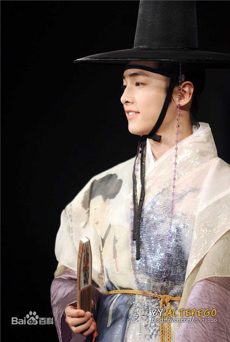 最新宋仲基(Song Joong Ki)在作品《成均馆绯闻》饰演具龙河中的图集