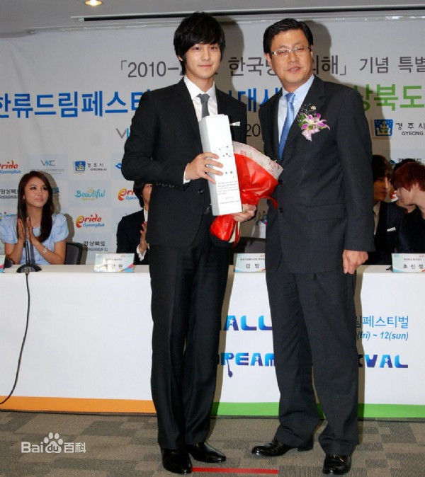 金范(キム ボム)社会活动素颜照相册