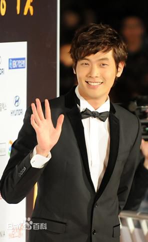 崔丹尼尔(/Choi daniel)出席47届电影大钟奖颁奖礼壁纸壁纸