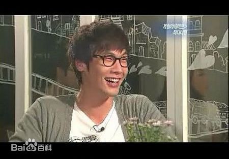 最全崔丹尼尔(/Choi daniel)在出席KBS2的《娱乐今晚》采访节目中的壁纸