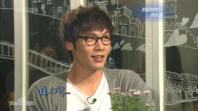 最全崔丹尼尔(/Choi daniel)在出席KBS2的《娱乐今晚》采访节目中的壁纸