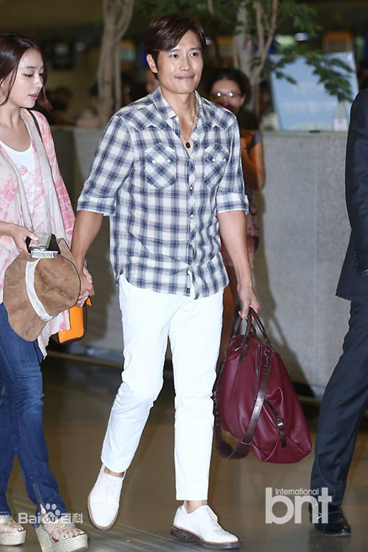 李秉宪(，Lee Byunghun)李珉廷机场照素颜照相册