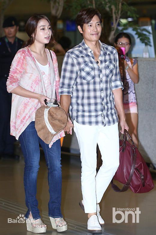 李秉宪(，Lee Byunghun)李珉廷机场照素颜照相册