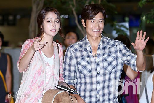 李秉宪(，Lee Byunghun)李珉廷机场照素颜照相册