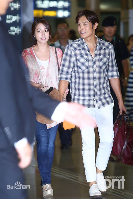 李秉宪(，Lee Byunghun)李珉廷机场照素颜照相册