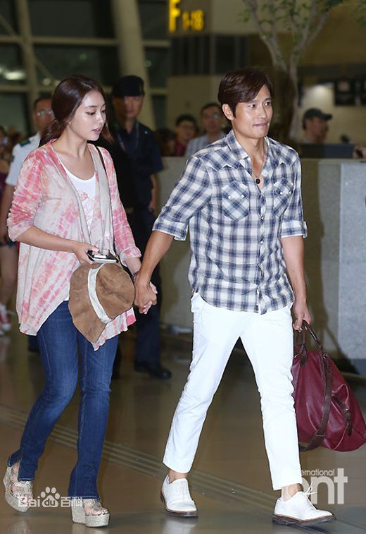 李秉宪(，Lee Byunghun)李珉廷机场照素颜照相册