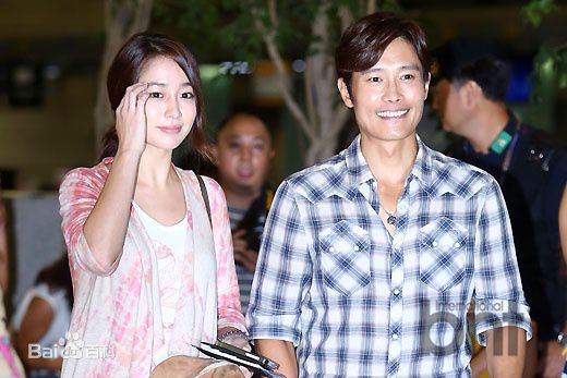 李秉宪(，Lee Byunghun)李珉廷机场照素颜照相册